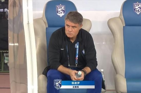 白袜美女将女生踩在脚下蹂躏小说